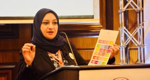 معصومة مذكوري خلال مشاركتها في المؤتمر
