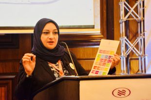 معصومة مذكوري خلال مشاركتها في المؤتمر