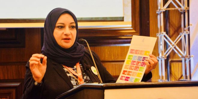 معصومة مذكوري خلال مشاركتها في المؤتمر
